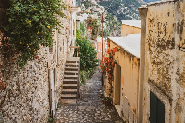 Tipikus Keskeny Utca Színes Házak Város Positano Amalfi Tengerpart Olaszország — Stock Fotó