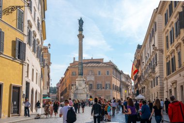 Roma, İtalya - 28 Ekim 2019: Roma 'nın tarihi caddeleri ve şehirde dolaşan turistler