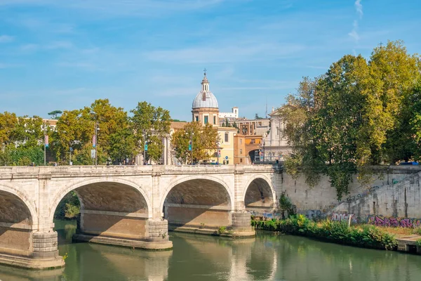 Řím Itálie Října 2019 Malebné Nábřeží Řeky Tiber Starý Most — Stock fotografie