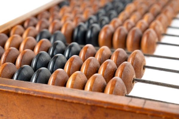 Деревянные винтажные абаки изолированы на белом фоне, студийное фото
