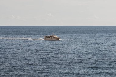 Küçük turistik feribot Amalfi körfezinde açık sularda yüzüyor, seyahat ediyor.