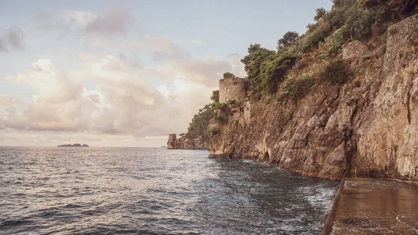 Praia Positano Com Uma Torre Velha Fundo Viajar — Fotografia de Stock