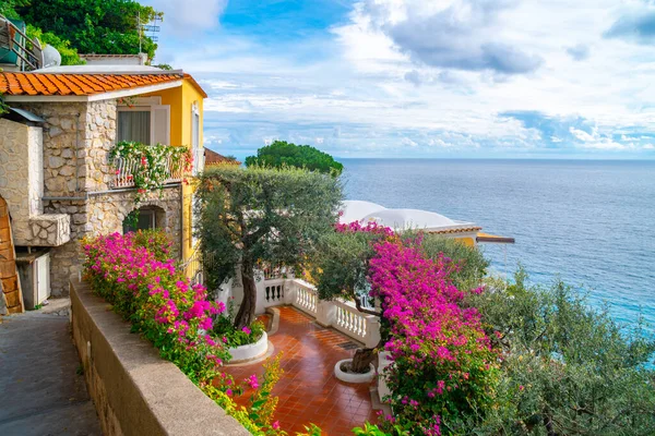 阿马尔菲海岸波西塔诺一座山上美丽的五彩缤纷的房子 — 图库照片