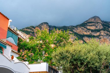 Positano, Amalfi sahillerinde tipik dar sokaklar ve renkli evler, seyahat
