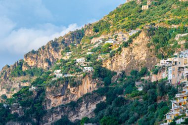 Positano, Amalfi sahillerinde tipik dar sokaklar ve renkli evler, seyahat