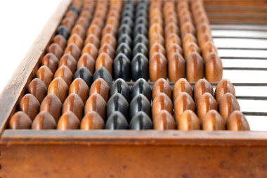 Beyaz arka planda izole edilmiş ahşap bir abaküs, stüdyo fotoğrafı.