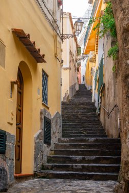 Amalfi kıyısındaki Positano köyünde dar merdivenler ve sokaklar, İtalya 'ya seyahat