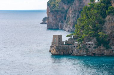 Arka planda eski bir kulesi olan Positano plajı, seyahat