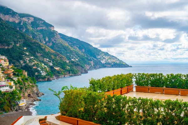 Positano Bir Dağda Güzel Renkli Evler Amalfi Kıyısında Bir Kasaba — Stok fotoğraf