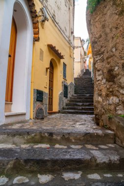 Amalfi kıyısındaki Positano köyünde dar merdivenler ve sokaklar, İtalya 'ya seyahat