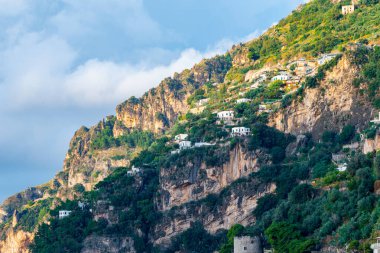 Positano, Amalfi sahillerinde tipik dar sokaklar ve renkli evler, seyahat