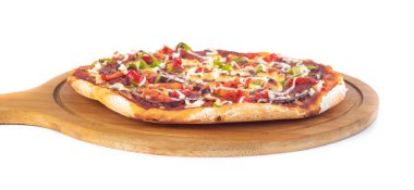 Tahtadaki ev yapımı pizza beyaz arka planda izole edilmiş.