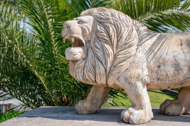 Küçük Poti kasabasında bir aslan heykeli