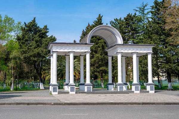 An entrance white arch to the city park of Poti — Stock Photo, Image