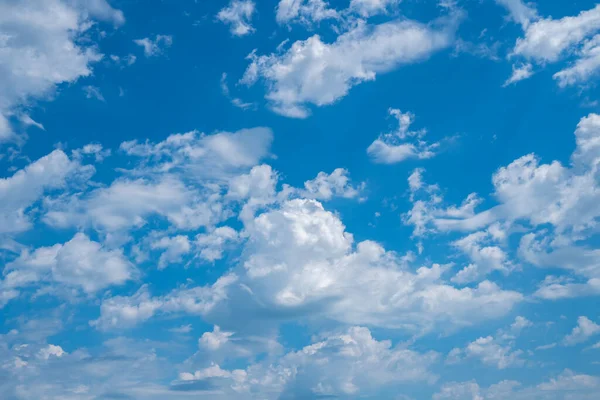 Beyaz Bulutlu Mavi Gökyüzü Arkaplanı Doğa Dokusu — Stok fotoğraf