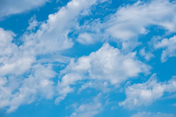 Langit Biru Latar Belakang Dengan Awan Putih Tekstur Alam — Stok Foto