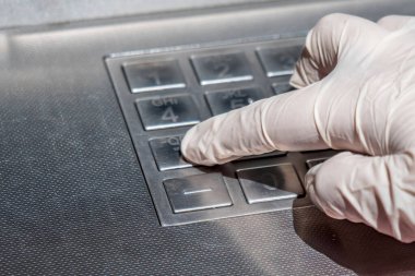 Eldivenli kadın, şifre ve ATM takıyor. Finans