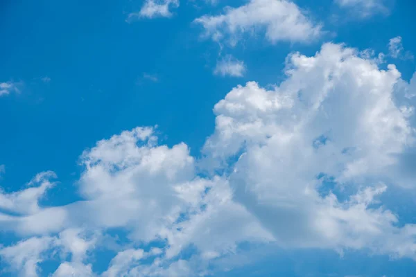 Modrá Obloha Pozadí Bílými Mraky Přírodní Textura — Stock fotografie