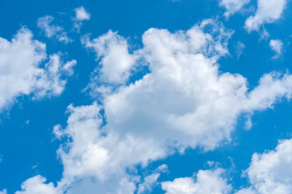 Langit Biru Latar Belakang Dengan Awan Putih Tekstur Alam — Stok Foto