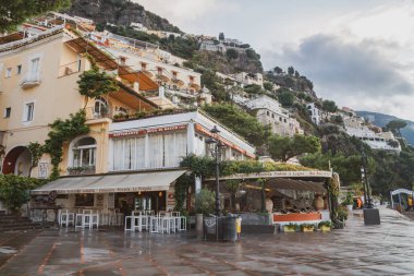 Positano, İtalya - 2 Kasım 2019: Positano, Amalfi kıyısındaki tipik dar sokaklar ve renkli evler