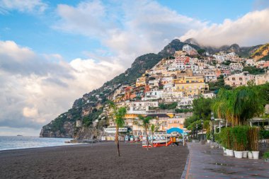 Positano, İtalya - 2 Kasım 2019: Positano, Amalfi kıyısındaki tipik dar sokaklar ve renkli evler