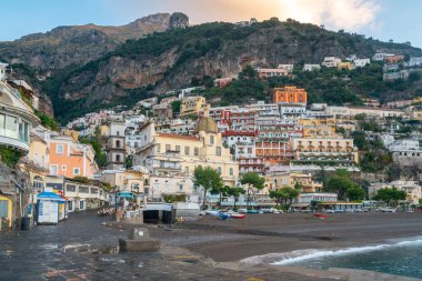 Positano, İtalya - 2 Kasım 2019: Positano, Amalfi kıyısındaki tipik dar sokaklar ve renkli evler