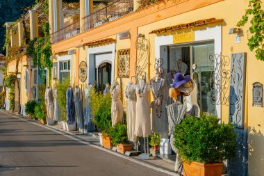 Positano, İtalya - 1 Kasım 2019: Positano, Amalfi kıyısındaki tipik dar sokaklar ve renkli evler