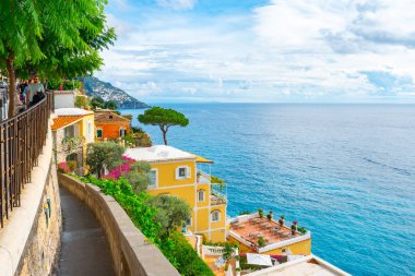 Positano, İtalya - 2 Kasım 2019: Positano, Amalfi kıyısındaki tipik dar sokaklar ve renkli evler