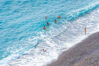 Positano, İtalya - 2 Kasım 2019: İnsanlar, Positano 'daki güzel Tyrhenian sahilinde güneşleniyor ve yüzüyorlar.