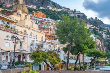 Positano, İtalya - 2 Kasım 2019: Positano, Amalfi kıyısındaki tipik dar sokaklar ve renkli evler