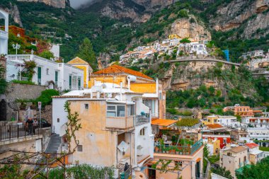 Positano, İtalya - 2 Kasım 2019: Positano, Amalfi kıyısındaki tipik dar sokaklar ve renkli evler