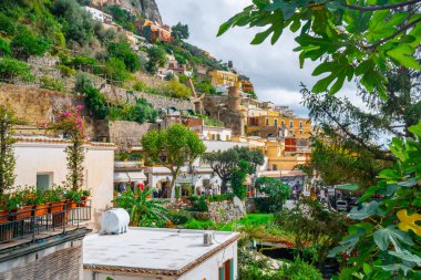 Positano, İtalya - 2 Kasım 2019: Positano, Amalfi kıyısındaki tipik dar sokaklar ve renkli evler