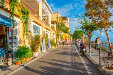 Positano, İtalya - 1 Kasım 2019: Positano, Amalfi kıyısındaki tipik dar sokaklar ve renkli evler