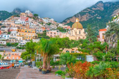 Positano, İtalya - 2 Kasım 2019: Positano, Amalfi kıyısındaki tipik dar sokaklar ve renkli evler