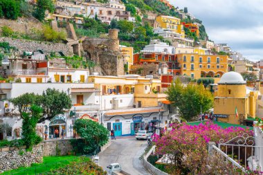Positano, İtalya - 2 Kasım 2019: Positano, Amalfi kıyısındaki tipik dar sokaklar ve renkli evler