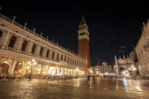 Zvonice Historické Budovy Piazza San Marco Noci Benátkách Itálie Cestování — Stock fotografie