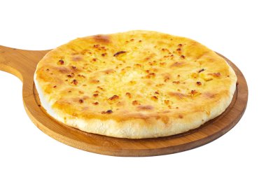 Beyaz arka planda ahşap bir tabakta Gürcü geleneksel yiyecek khachapuri 'si. Mengrelian Khachapuri
