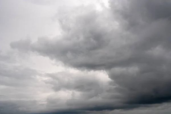 Langit Badai Gelap Dengan Bagian Cahaya Langit Mendung Alam — Stok Foto