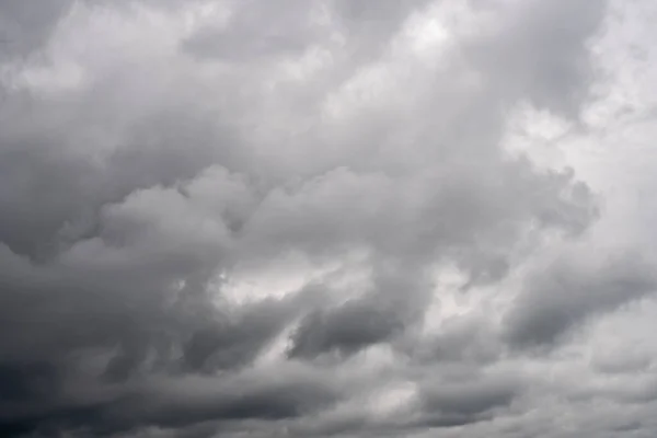 Céu Escuro Tempestade Com Parte Luz Céu Nublado Natureza — Fotografia de Stock