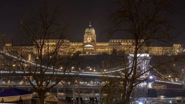 匈牙利布达佩斯 2018年11月10日 多瑙河畔的布达城堡夜间照明 — 图库照片