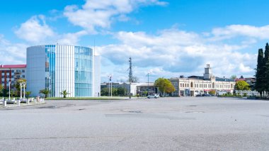 Poti, Gürcistan - 24 Nisan 2020: Poti, Georgia 'da Adalet Evi. Şehir manzarası