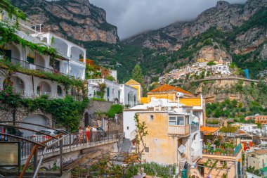 Positano, İtalya - 2 Kasım 2019: Positano, Amalfi kıyısındaki tipik dar sokaklar ve renkli evler
