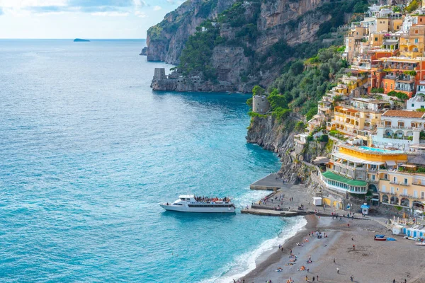 Positano Włochy Listopada 2019 Typowa Wąska Uliczka Kolorowe Domy Mieście — Zdjęcie stockowe