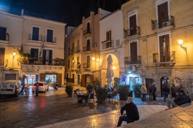 Bari, İtalya - 06 Kasım 2019: Eski şehir Bari 'nin dar sokakları gece, İtalya