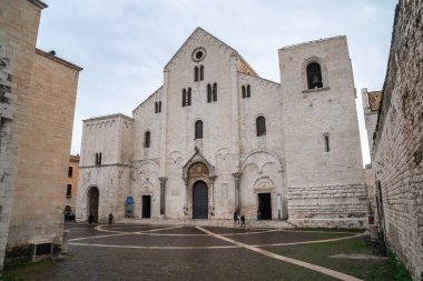 Bari, İtalya - 06 Kasım 2019: Bari, İtalya 'daki ünlü Aziz Nicholas kilisesi. Din