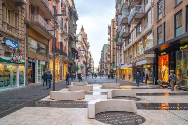 Bari, İtalya - 06 Kasım 2019: Güzel eski şehir Bari. İtalya 'ya seyahat