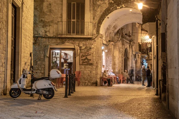 イタリアのバーリ 11月 2019 旧市街の狭い通りバーリ夜 イタリア — ストック写真