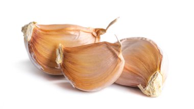 Beyaz arka planda yalıtılmış sarımsak karanfilleri, sebze