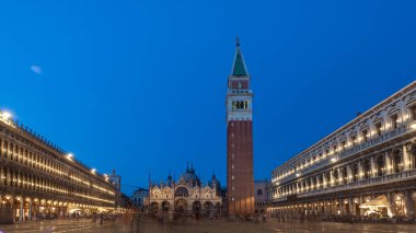 Venedik, İtalya 'da geceleri Piazza San Marco' daki çan kulesi ve tarihi binalar. Seyahat