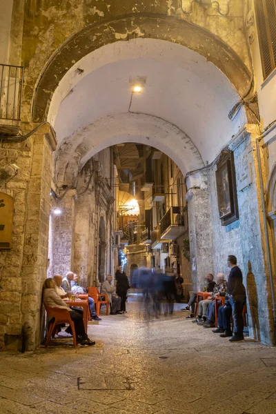 イタリアのバーリ 11月 2019 旧市街の狭い通りバーリ夜 イタリア — ストック写真